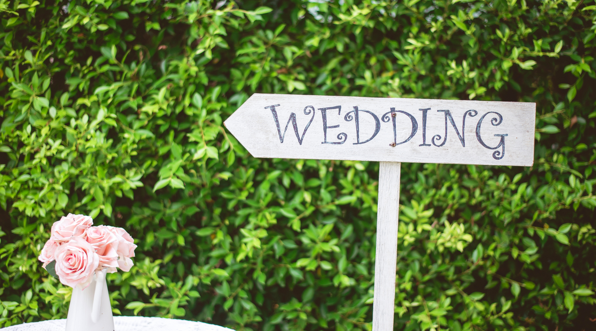 How to Use Custom Signs to Guide Your Guests Through Your Wedding Day