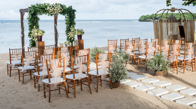 How to Design Custom Signs for a Beach Wedding