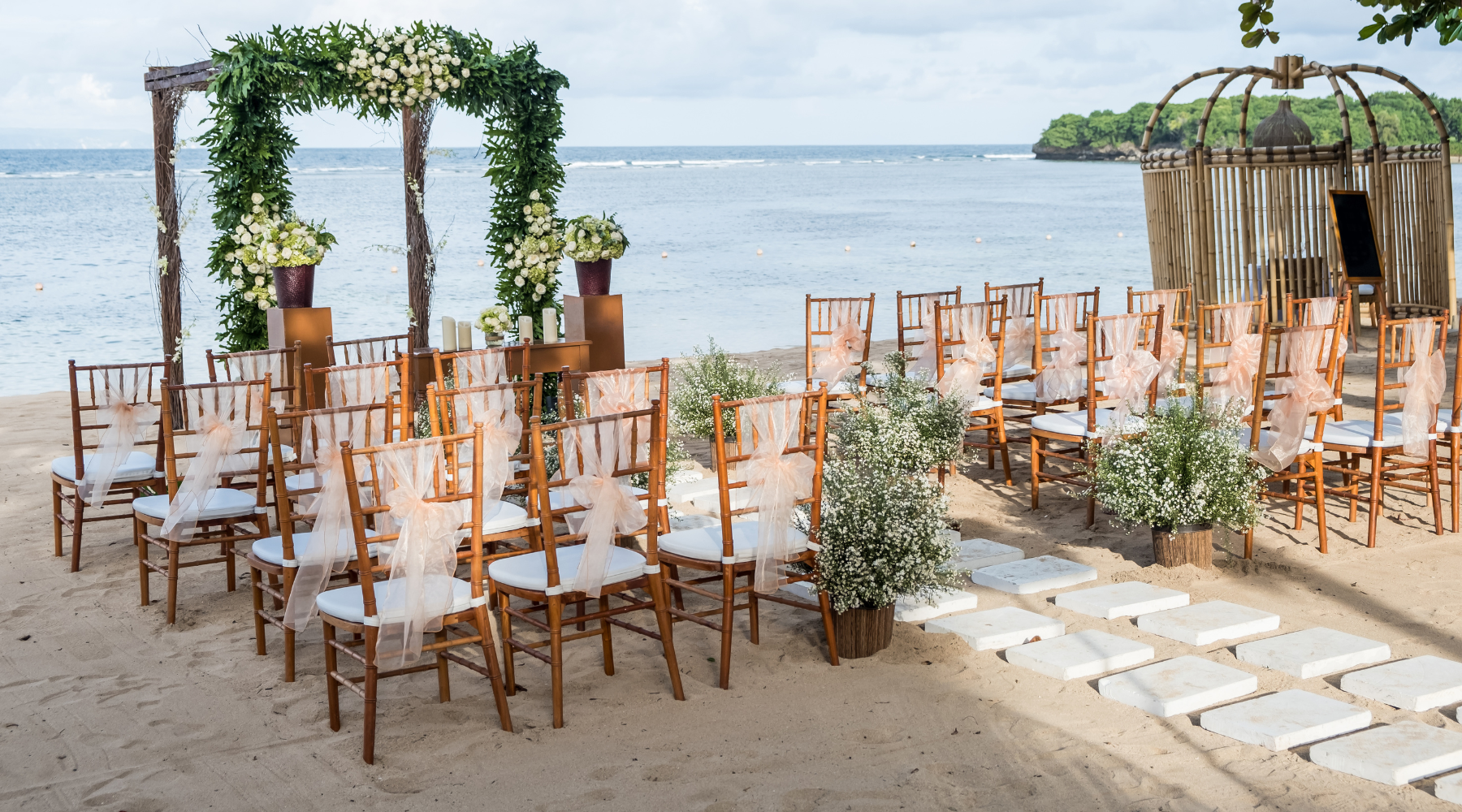 How to Design Custom Signs for a Beach Wedding