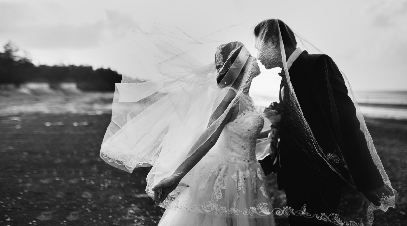 How to Incorporate Custom Signs into Your Wedding Day Timeline