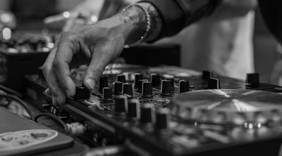Guide to Choosing the Right Wedding Band or DJ