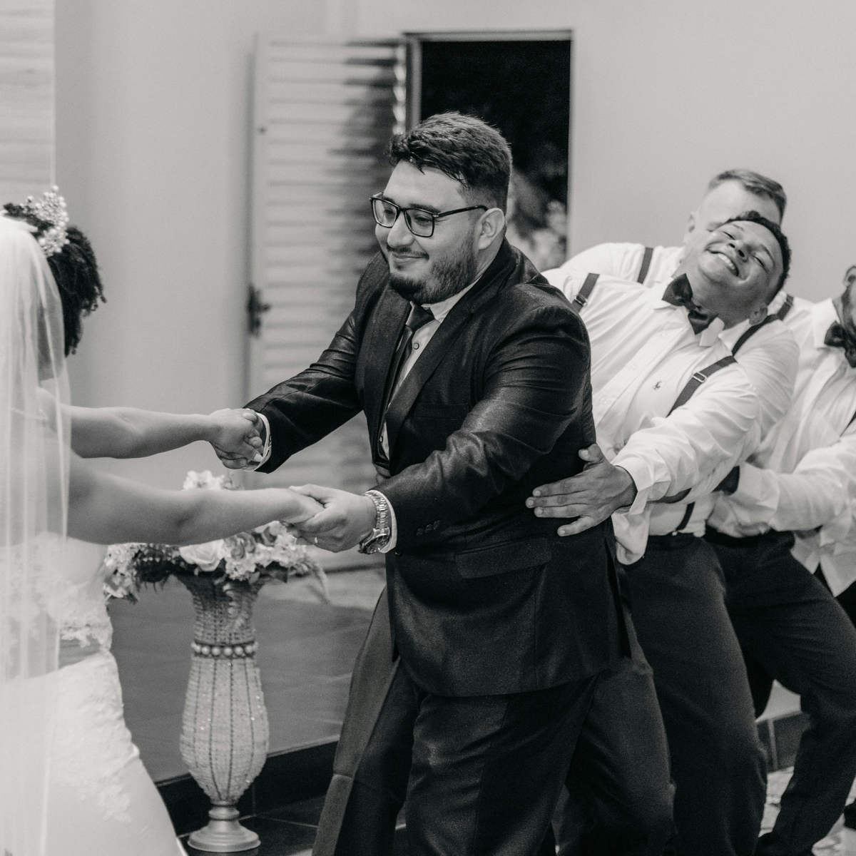 5 Ways to Make Your Wedding Party Photos Go Viral
