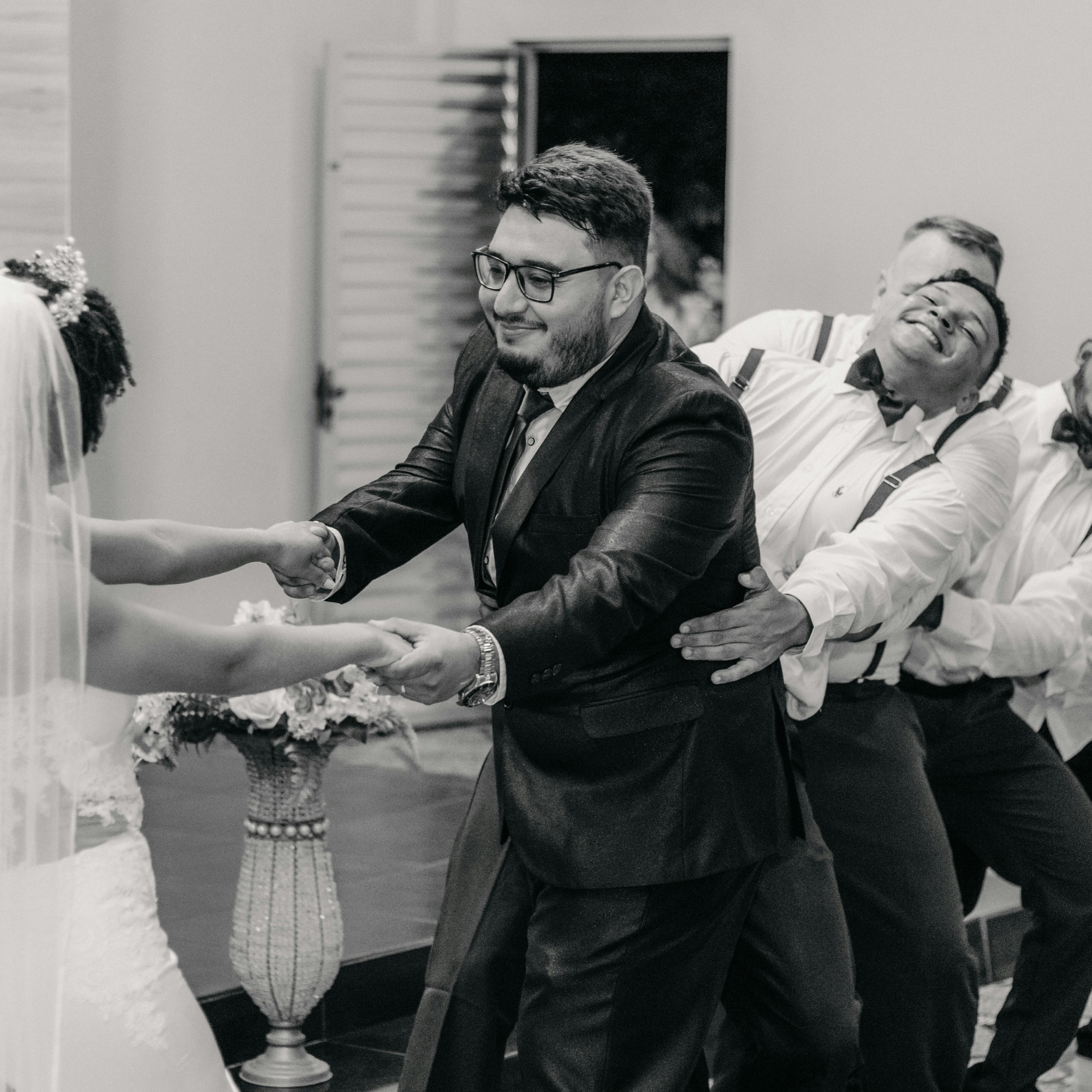 5 Ways to Make Your Wedding Party Photos Go Viral