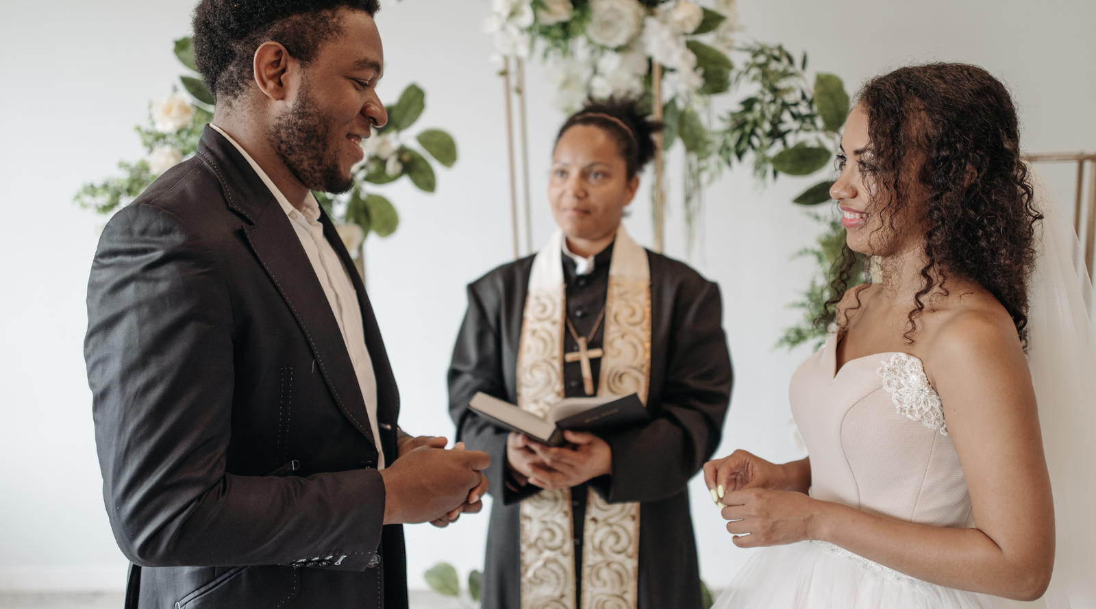Tips for Choosing a Wedding Officiant: Types and Considerations