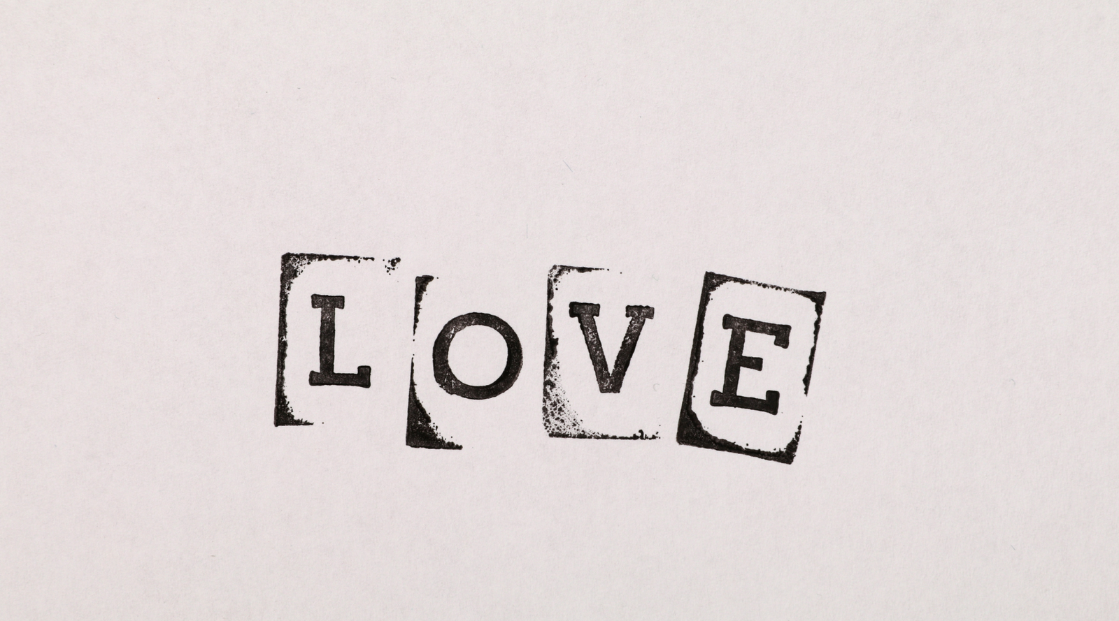 Choosing the Right Fonts and Colors for Your Wedding Signs: A Step-by-Step Guide